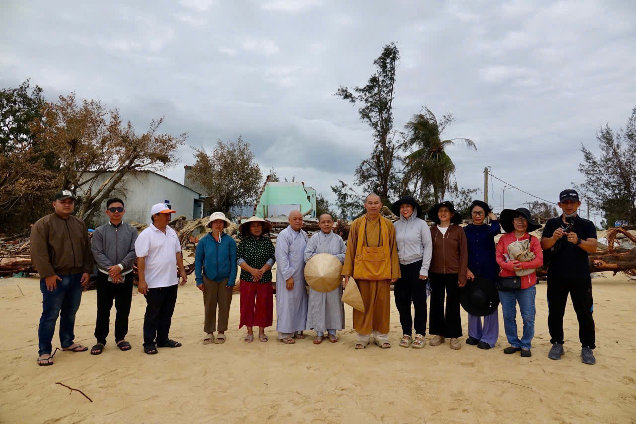 Ban Từ thiện xã hội Phật giáo tỉnh cứu trợ tại xã Đề Gi